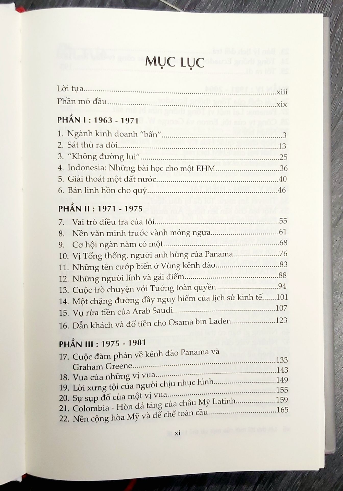 "Cuốn sách này tiếp nối tác phẩm kinh điển bán chạy hàng triệu bản của Thời báo New York, được bổ sung mười lăm chương mới với những thông tin đột phá, viết tiếp câu chuyện thời hiện tại của những sát thủ kinh tế, những tên *** săn và đáng sợ thay, ở ngay tại nước Mỹ. Đồng thời, cuốn sách cũng trao cho chúng ta hy vọng và công cụ để đáp trả. Một câu chuyện tự thuật đáng kinh ngạc, được đích thân một sát thủ kinh tế ( EHM ), tác giả John Perkins, chia sẻ thêm những tình tiết mới về cách mà ông cùng các đồng nghiệp đã *** các quốc gia trên khắp địa cầu hàng ngàn tỷ đô la. Tác giả cũng tiết lộ “căn bệnh ung thư chết ***c” sát thủ kinh tế mà ông tham gia tạo dựng nên, đã từng bước lan tỏa sâu rộng ở nước Mỹ và khắp mọi nơi. Việc này tạo thành một hệ thống domino về kinh tế, chính phủ và xã hội ngày nay, Sau cùng, ông cũng đưa ra quan điểm về những gì mỗi người có thể làm để thay đổi điều đó."