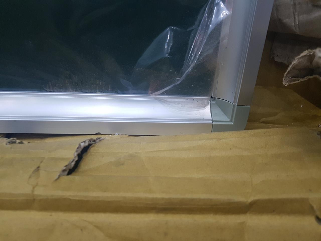 Sản phẩm tôi nhận được bị vỡ góc nhựa nên đã yêu cầu trả hàng. Tiki làm việc rất nhanh chóng về dịch vụ sau bán hàng.

Khi nhận sản phẩm đặt mua tôi cảm thấy rất thất vọng với sp nhận được mặc dù giá sp này khá cao so với các sp tôi biết trên thị trường. Độ hoàn thiện của sản phẩm rất ọp ẹp, nhất là khu vực phía sau bảng, các ốc vít được bắn vội một cách cẩu thả. Nếu các bạn có ý định mua sản phẩm của nhà cung cấp này nên ra nhà sách tham khảo trước để có quyết định đúng đắn.