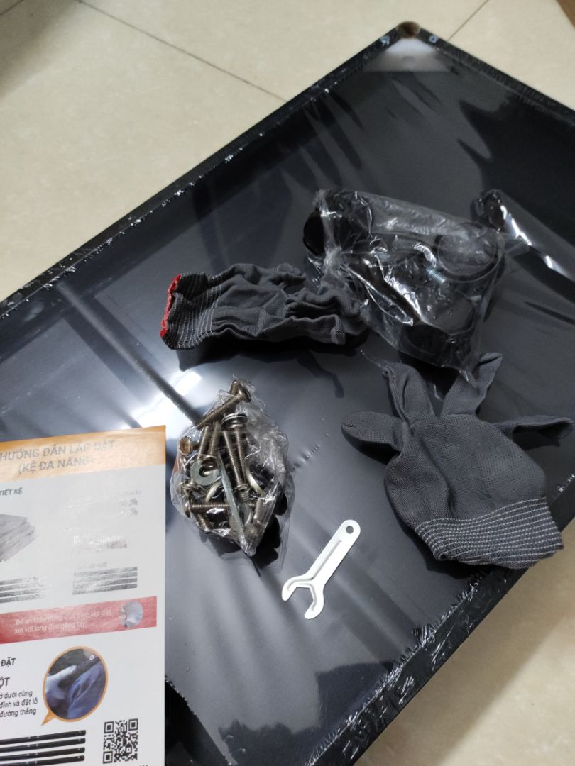 kệ k móp méo, đẹp, đủ đồ, dễ lắp
nhưng k quá chắc chắn, hơi rung rinh dù chặt vít. lớp sơn mỏng dễ tróc. mọi ng cần chú ý kích thước tới từng cm nếu muốn để đồ to. lò nướng mình tính để dưới mà buộc phải cho lên trên. khoảng cách chuẩn cần tính là từ mặt sàn dưới, tới đáy sàn trên, phải chú ý có cả 1 thanh dọc dưới mặt kệ. vì thông số nsx thường hiển thị trong sao cho kệ to rộng. khuyến nghị nsx nên thêm thanh giằng, hoặc khớp, giằng 4 góc kệ chỉ bằng ốc vít sẽ k lâu bền.