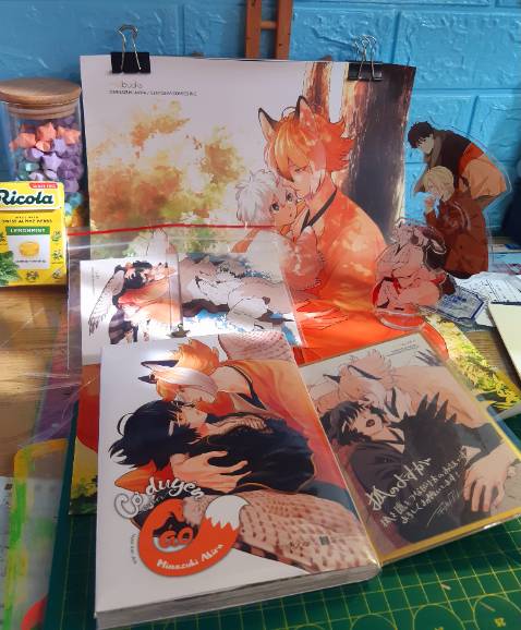 Standee nhỏ mà xinh, cầm có sức nặng, in sắc nét,poster nhám. Truyện nét xinh xỉu, phụ kiện nào cũng làm rơi con tim, giao hàng nhanh. Rất hài lòng nha😳