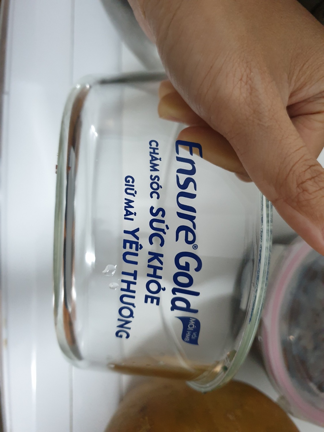 Lần trước mua 1 hộp, thấy đẹp mua thêm 2 hộp nữa thì nhận được sản phẩm như vầy, giống như là quảng cáo dùm cho sữa ENSUREGOLD, VÌ CẦN NÊN MỚI MUA ĐỂ SỬ DỤNG. Nhận được hàng không như ý, Liên hệ trả lại thì mất thời gian, mà để thì mỗi lần sử dụng thì thấy bực mình "Vì phải quảng cáo không công cho ENSUREGOLD"