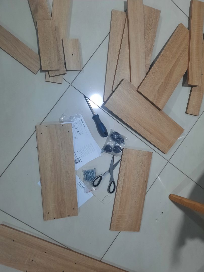 kệ đẹp, cấu tạo như hình, có bánh xe lăn dễ di chuyển, độ chắc trung bình, gọn. giao hàng ổn