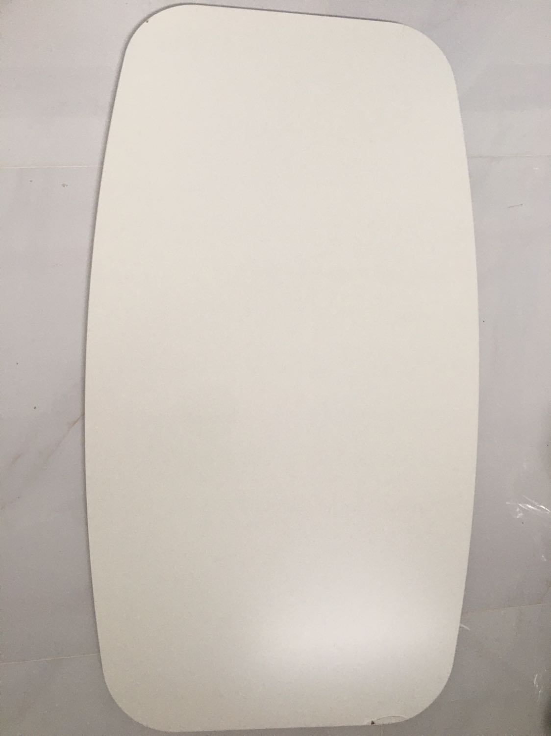 Bàn bị nứt, bị lỗi trên bề mặt bàn. Hàng đóng gói cẩn thận, mình thấy đánh giá tốt rất nhiều, chắc do mình xui. Bàn to và nặng, chân gỗ nặng, chắc chắn. Hy vọng lần sau mua không bị xui nữa!