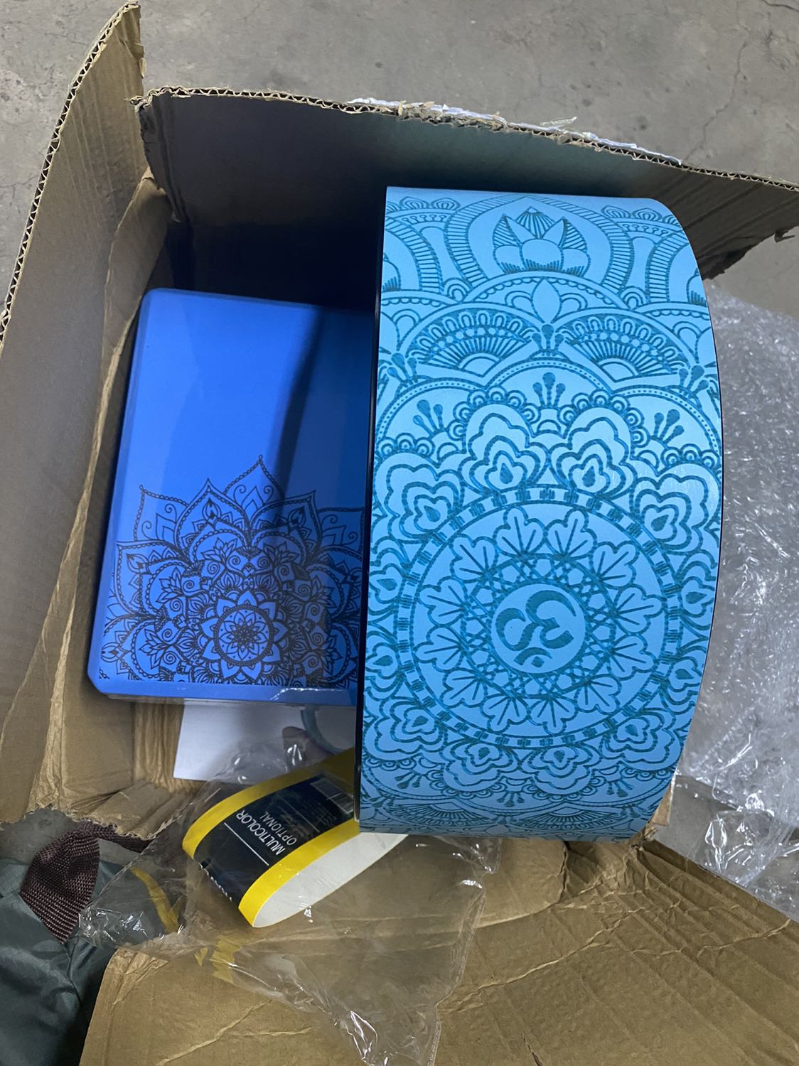 Cũng xanh mà màu xanh này không giống hình shop đăng. Xanh quá nổi chứ ko phải xanh dịu như hình mẫu.