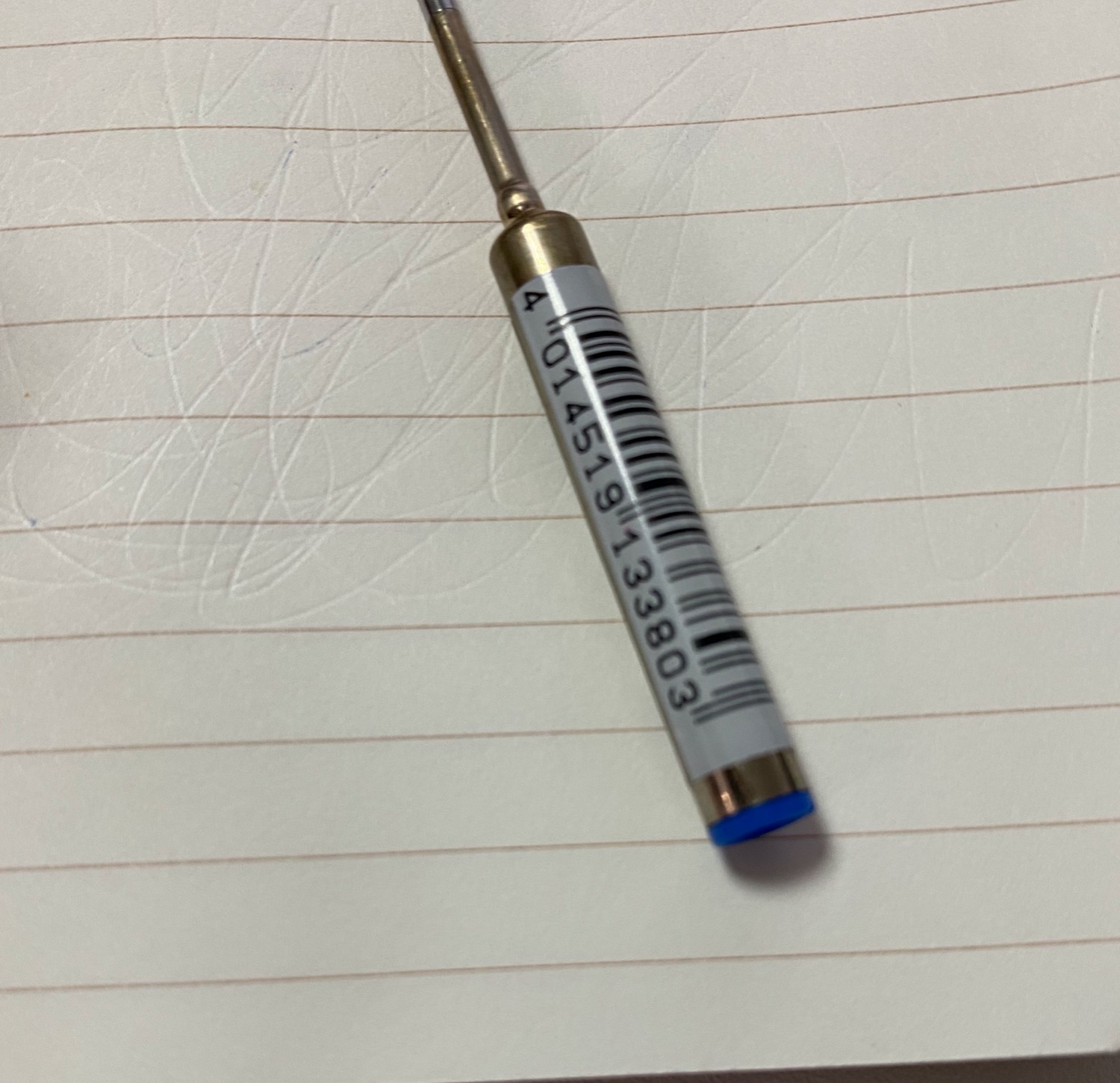 Ngòi màu xanh không có giao hàng nhanh mà còn viết không được trong khi màu đen thì có giao nhanh