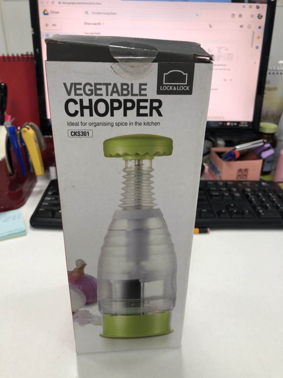 Ship hành siêu siêu nhanh. Ship thân thiện. Máy dùng cũng tiện. Vệ sinh dễ dàng. Băm thử tỏi rất nhừ luôn. Chỉ 1 điểm trừ đó là chắc hàng có sẵn, lưu kho nên vỏ hộp giấy ngoài hơi bẩn và cũ. Còn bên trong thì vẫn oke. Shop nên vệ sinh sạch hộp ngoài trước khi giao khách.