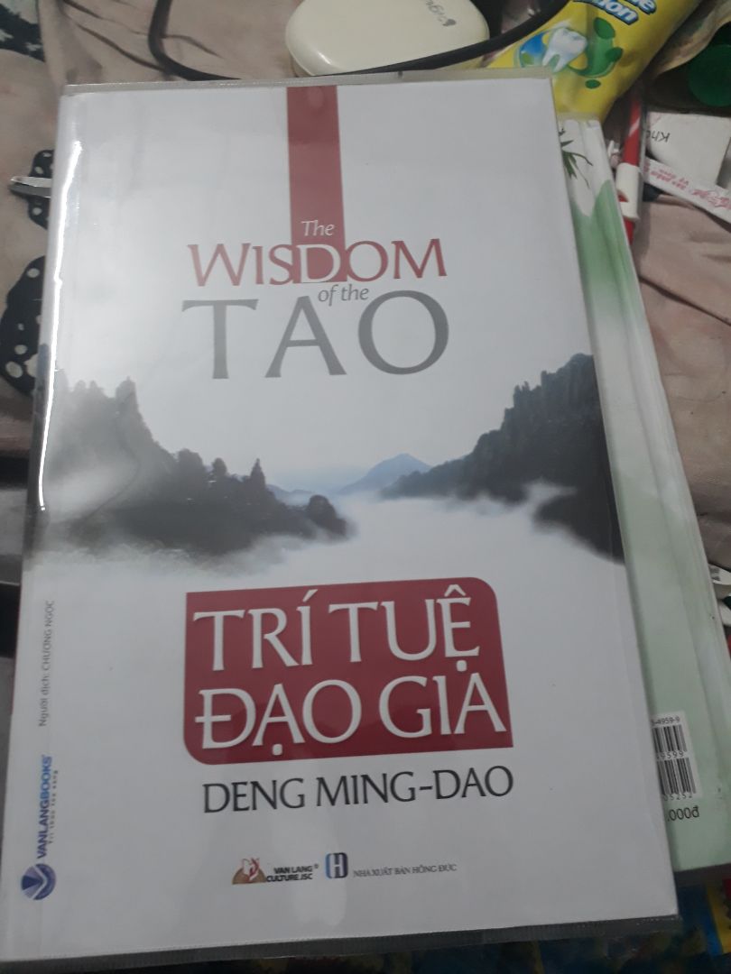 Cuốn này do mình đã coi trước ở nhà sách, thấy rất hay nẻn quyết định lên tiki mua nên nội dung không phải bàn. Trình bày trang giấy ít chữ, giấy vàng trơn bóng sờ rất đã tay.