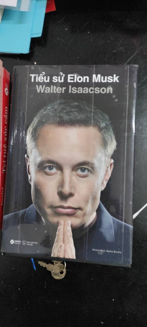 Sách dày, miêu tả cuộc đời nhiều cung bậc cảm xúc về cuộc đời đầy màu sắc của một con người phi thường, có lẽ định mệnh của elon là do thượng đế giao nhiệm vụ để kiến tạo và thay đổi thế giới