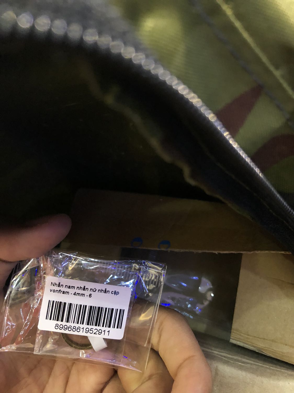 mua nhẫn cặp mà gởi có một chiếc là sao shop ?