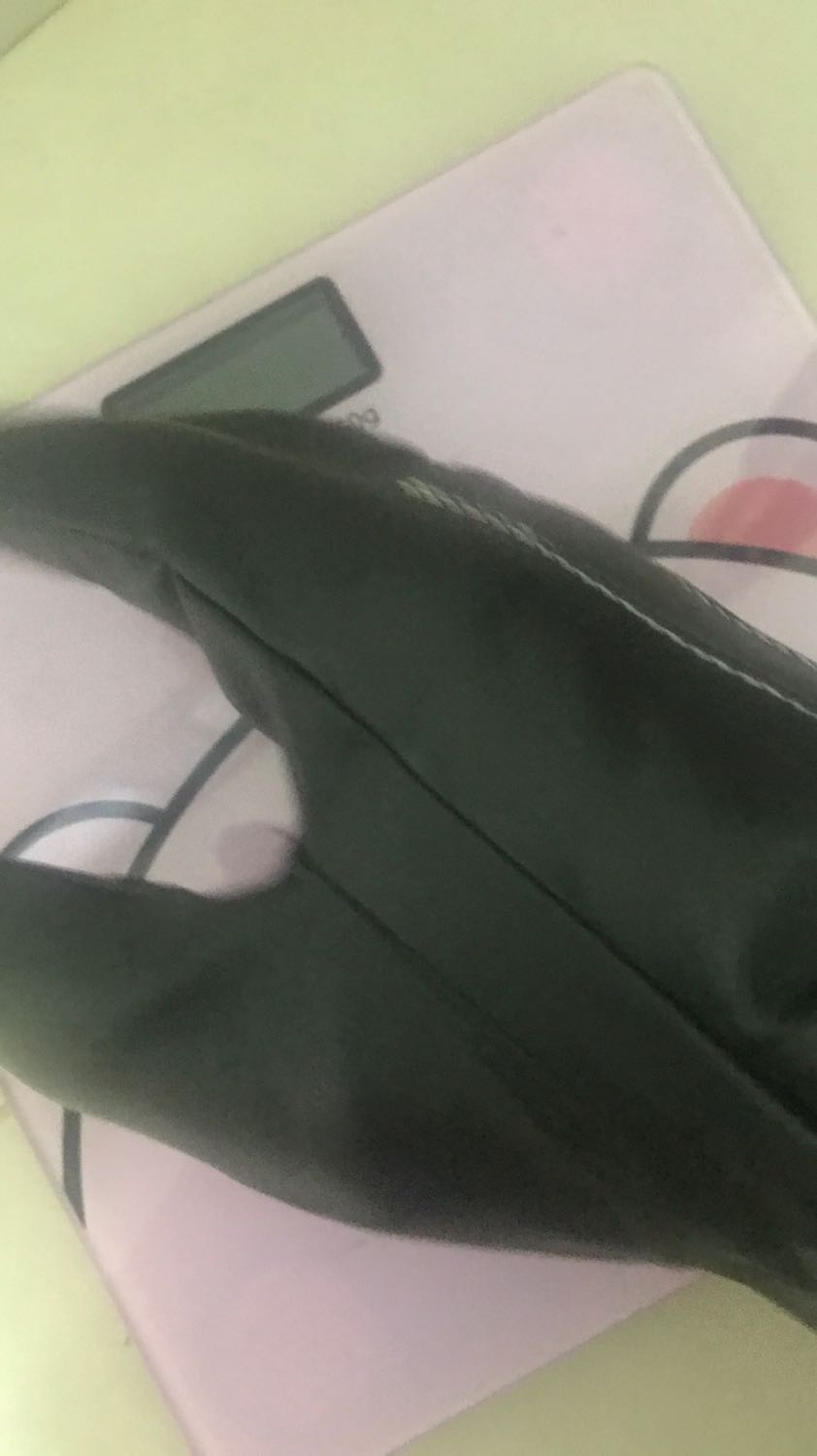 Găng tay da mềm mại, lớp lót lông đeo vào rất ấm và êm tay nữa, không có cảm giác thôi bởi da. Đeo rất mềm mại và dễ chịu. Cảm ứng điện thoại ngon lành. Nói chung so với tầm giá thì đánh giá 5 sao ủng hộ shop luôn.