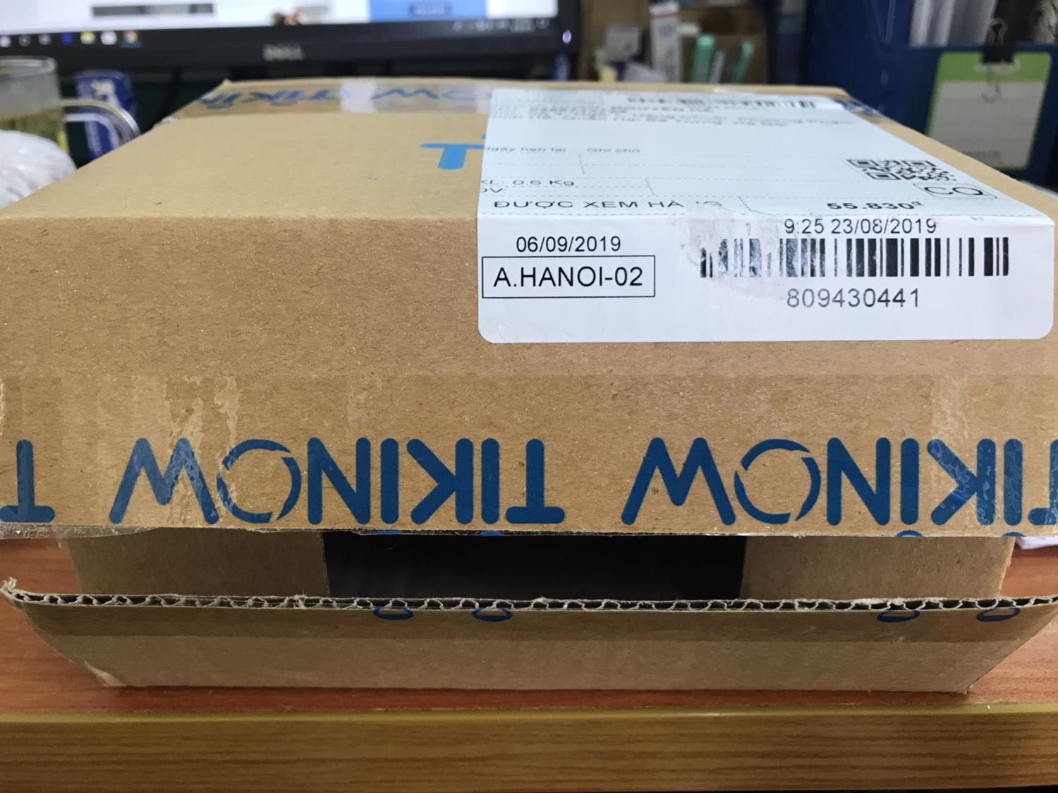 Hàng thuỷ tinh nhưng bọc gói sơ sài. K có lưu ý hàng dễ vỡ. Mở hộp nghe tiếng lạo xạo thấy kì kì, tưởng có cái j kèm theo. Ai dè hộp vỡ nắp, lạo xạo là do thế. T muốn trả hàng vì hàng k xài đc tiki ơiiiii

Lần đầu nhận hàng thuỷ tinh bọc gói sơ sài như này luôn á.