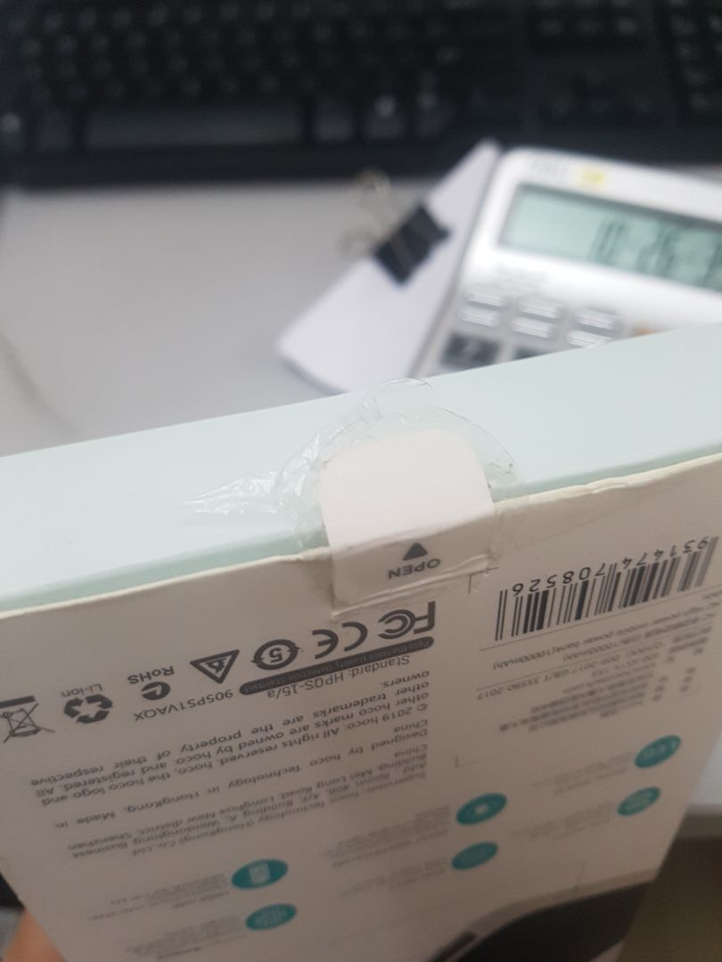 giao hàng nhanh, nhưng khi bóc hộp giấy ra thì như hàng xài rồi bỏ vô lại vậy, pin thì còn 53%, ủa vậy là sao ? sao hàng lại bị bóc ra như vậy, đã vậy bịt nhựa đựng cục pin cũng bị rách luôn, cần câu trả lời