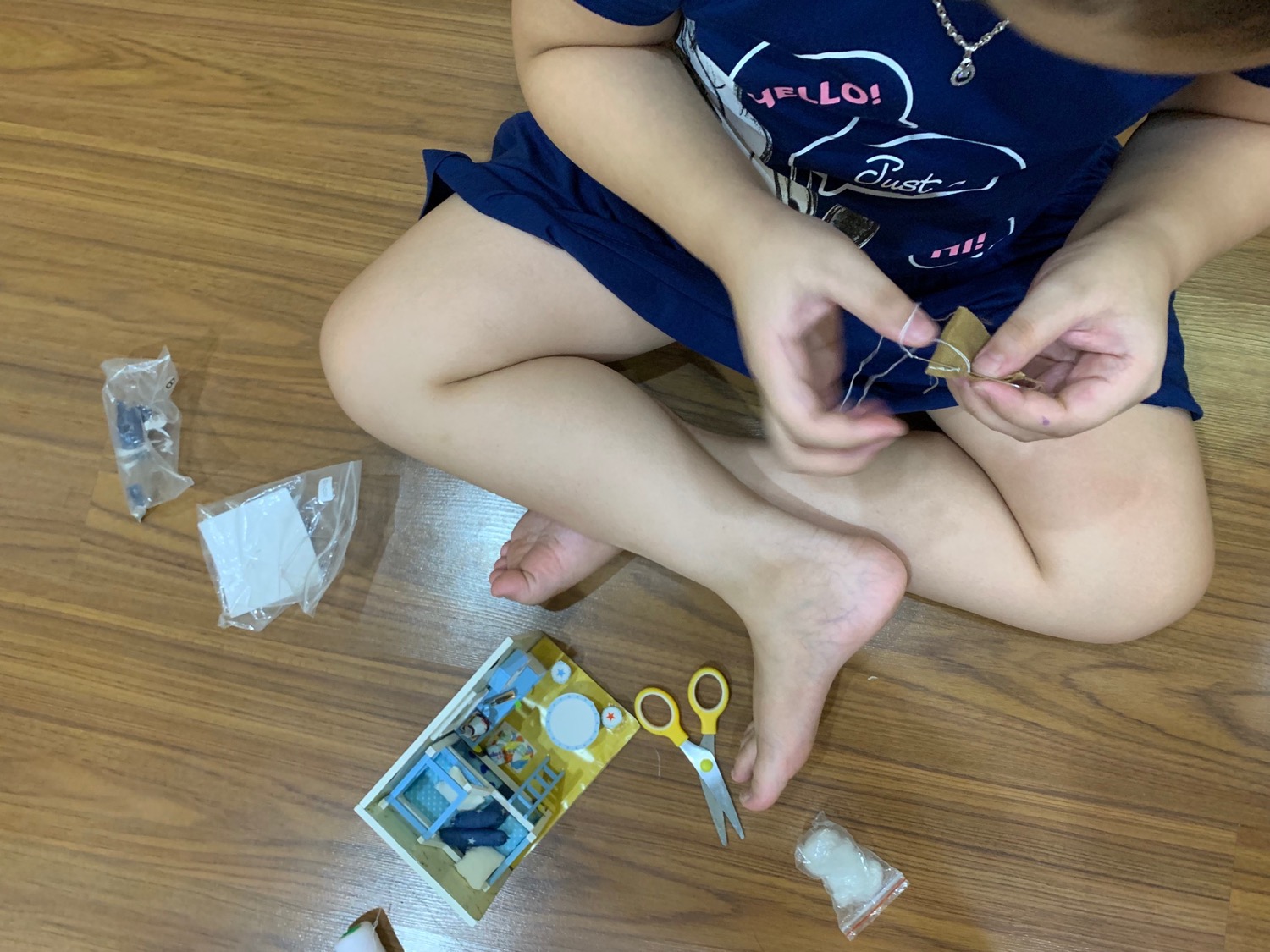 Mặc dù bị giao nhầm sản phẩm nhưng con mình quá thích nên vẫn giữ lại để chơi. Các bạn tiki xử lý vẫn đề nhanh gọn, đảm bảo quyền lợi cho khách hàng :)
Mình đã phải đặt thêm 1 bộ nữa cho con chơi vì hay quá :) đồ chơi cần sự tỉ mỉ, rèn tính kiên nhẫn cẩn thận cho các bạn gái :) mẹ còn thích chơi nữa là các con :))