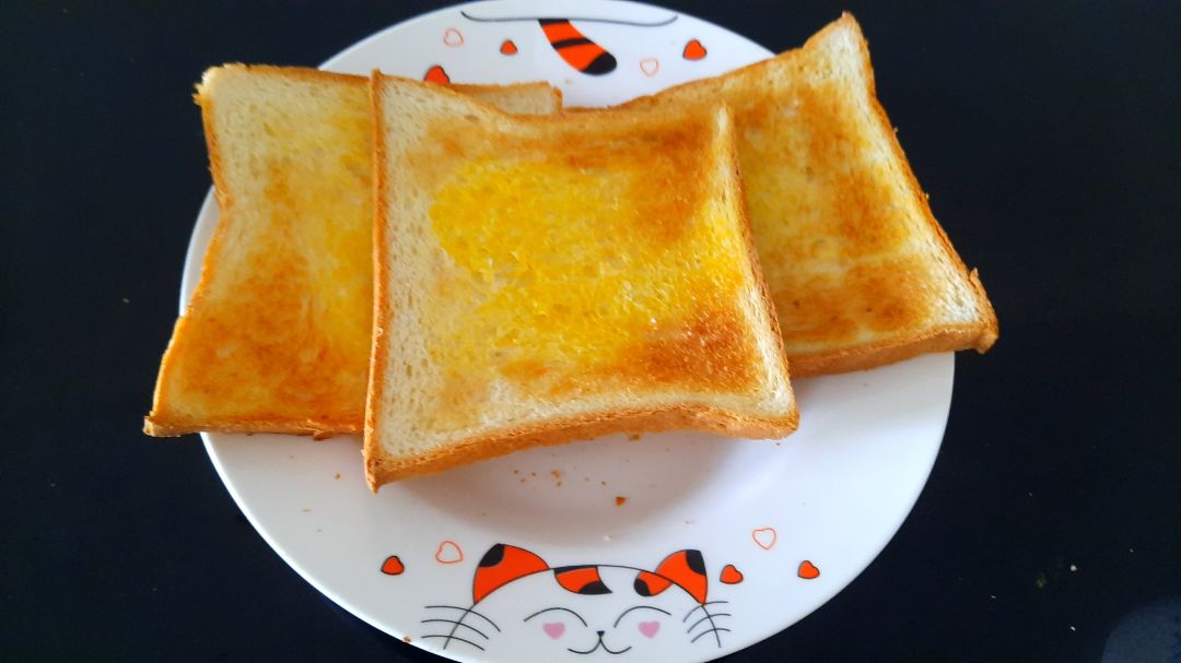 Máy màu rất sang, điểm cộng là có thêm phần đế nâng nướng bánh mì ổ ngoài 2 khe nướng sanwich. khi mới mua về nướng lần đầu hơi nghe mùi nhựa nhưng chỉ bị 1 lần nướng đầu thui mấy bạn yên tâm. để nướng ngon thì dùng sanwich otto để ở level 2 là ngon nhứt nách. đây là trải nghiệm của mình khá là ưng ý. tiki ko làm mình thất vọng dịch mà giao hàng trong vòng 3 nốt nhạc, nay đặt mai giao mà ko hề xài tikinow, free ship mới đỉnh chứ.