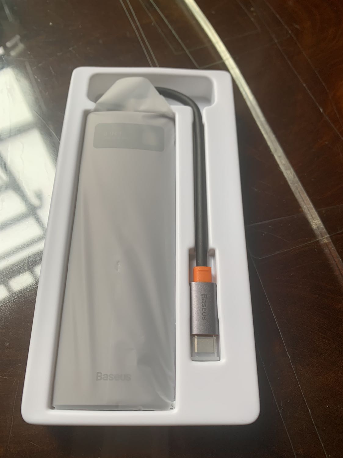 Tuy hộp hơi cũ.
Nhưng bên trong như mới.
Có đè báo nhận nguồn.
Có chỗ gắm cất để bảo vệ đầu type c.
Đã thử tốt với khả năng sạc macbook + và usb.