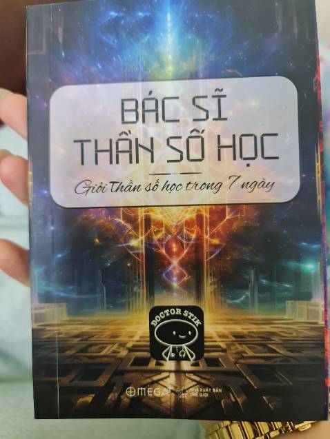 Khổ sách to hơn lòng bàn tay chút, dễ mang đi để chiêm nghiệm cho người đang nghiên cứu, tìm hiểu thần số như mình. Mỗi chương có bài tập để thực hành rất hay. 
Các kiến thức bao quát, kèm minh họa dễ thương.
Mình thấy cuốn này đầy đủ kiến thức số học nhất trong các cuốn thần số học mình từng học, lại trình bày kiểu thực dụng, ứng dụng được luôn