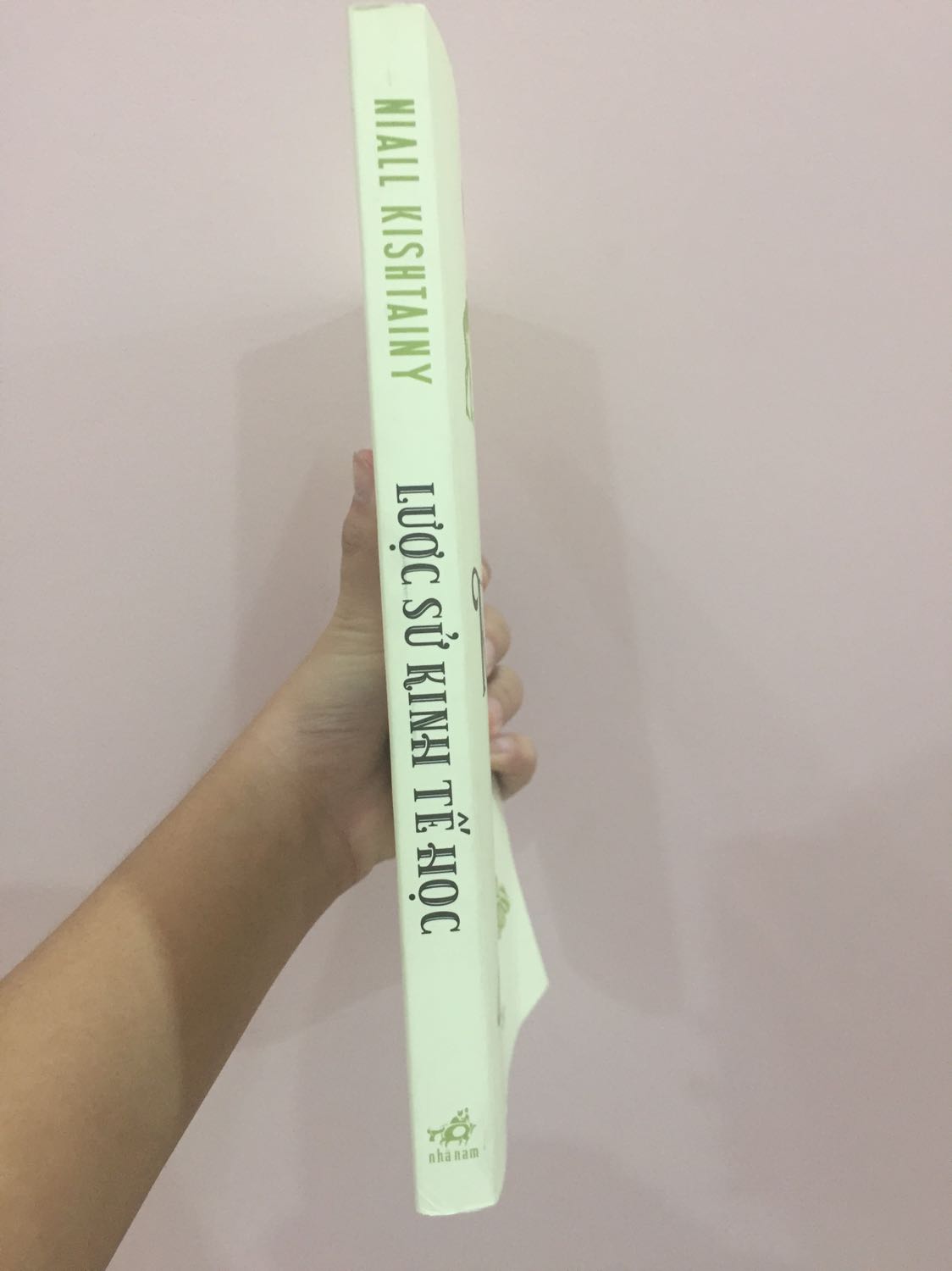 Mình đọc bình luận trên Goodread thì đây là cuốn sách kinh tế cơ bản dành cho trẻ nhỏ/thiếu niên nên mình đã quyết định mua. Nhưng nhìn chung thì đọc phải nghiền ngẫm nhiều lần, đọc đi đọc lại vì để tránh quên các sự kiện, tư tưởng. Tác giả giải thích khá cụ thể, sau khi mình đọc thì cũng đã năm được tương đối lịch sử hình thế nền kinh tế như hiện nay, từ khi đối mặt đến sự khám hiếm rồi đến các chủ nghĩa trọng thương/nông,.... Sách gồm 40 chương nên bao hàm khá nhiều kiến thức. 
=> Rất thích hợp cho người chưa biết rõ về kinh tế.