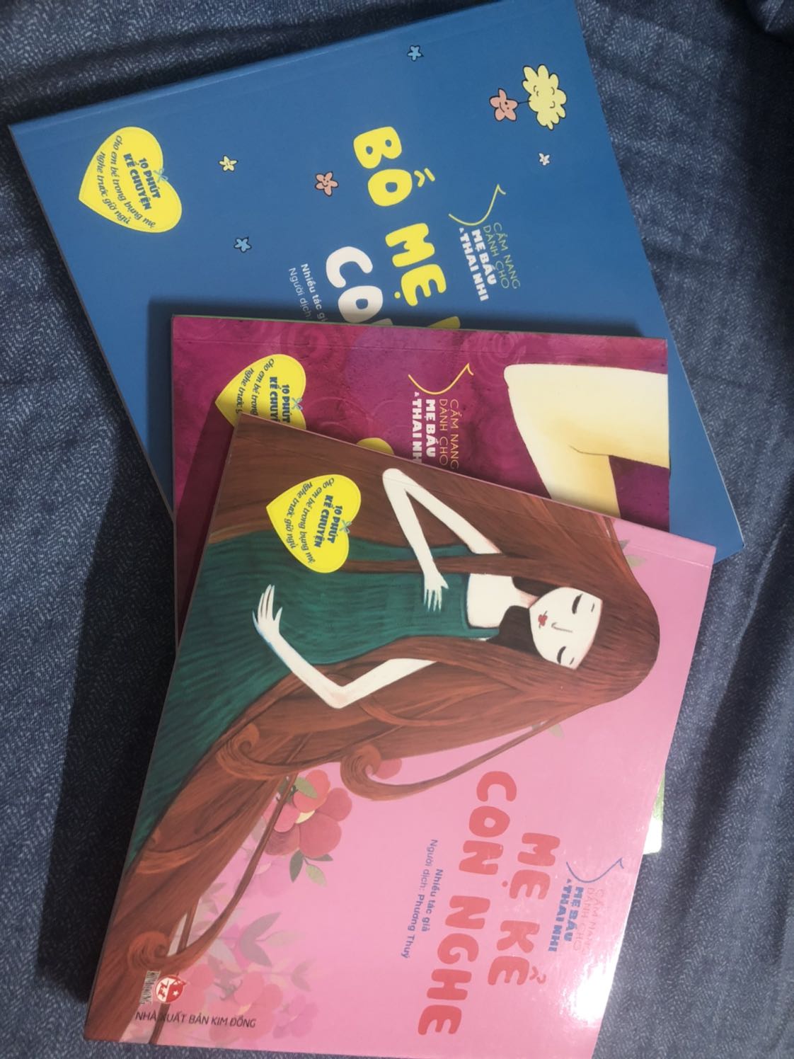 Sách chất lượng rất tốt, ngôn ngữ nhẹ nhàng, tình cảm, hình minh họa đáng yêu. Mua combo nên giá rẻ. Giao hàng nhanh, đóng gói cẩn thận. Chỉ có một lỗi nhỏ trong cả 3 cuốn sách là 1 lỗi chính tả, âm “ỉ” sẽ bị biến thành âm “i” toàn bộ; ví dụ như từ “chỉ” thì biến thành từ “chi”