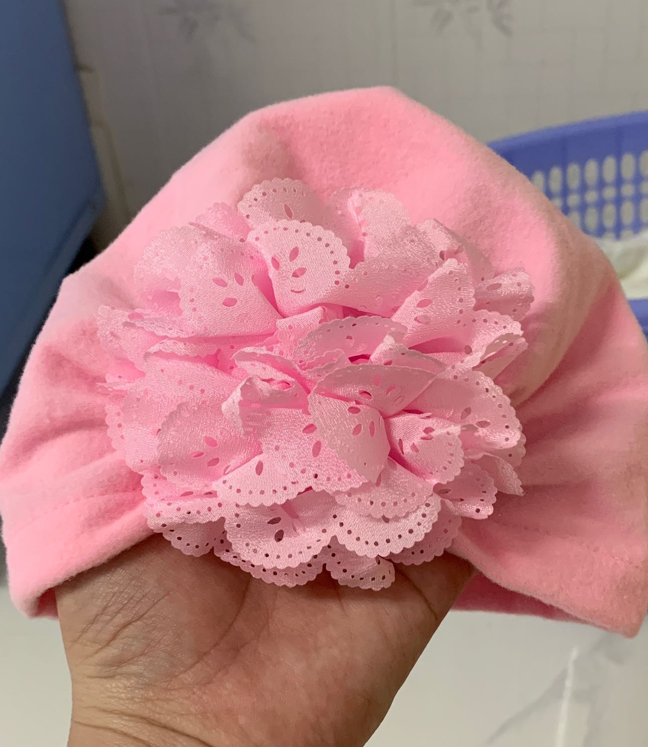 Nón mềm, vừa với đầu bé 5 tháng, vải dễ bám dơ xíu