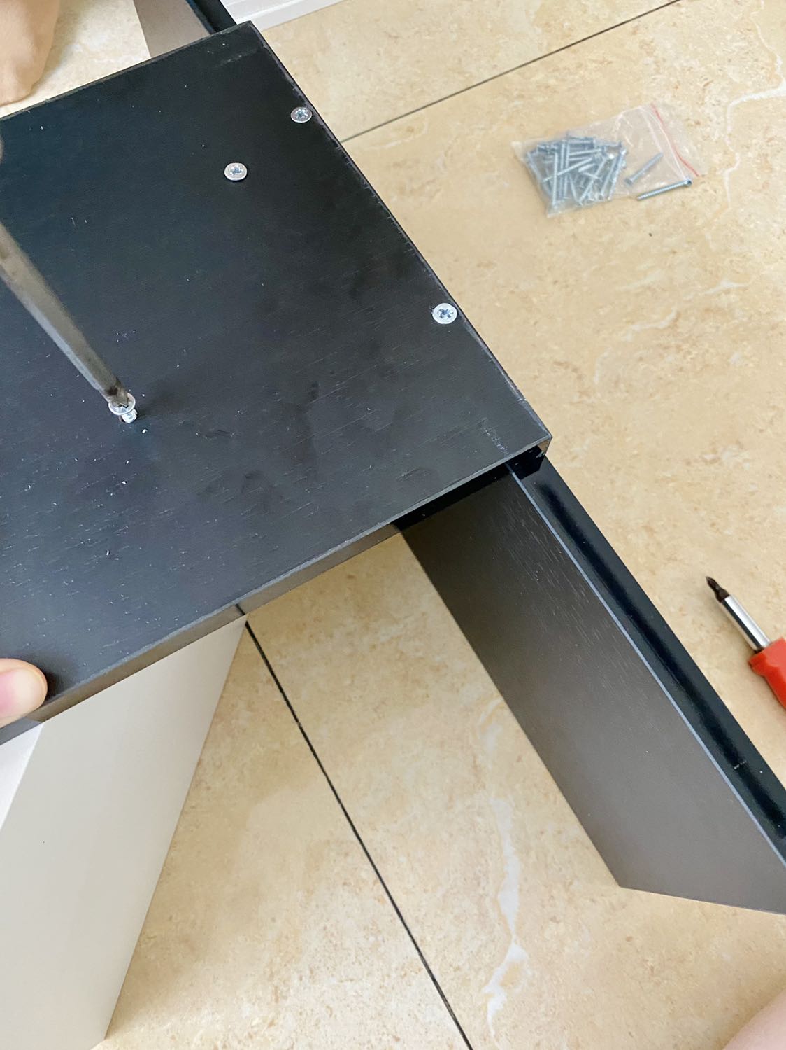 - Lần thứ 2 mình đặt kệ sách từ cửa hàng, đơn lần này giao nhanh hơn dự kiến đến 4 ngày. 
- Hàng đóng gói ổn, bên trong vẫn KHÔNG CÓ TỜ HƯỚNG DẪN, mình không biết cửa hàng có đọc đánh giá của khách hàng để cải thiện điểm này không nữa. Lỗ khoan trên những tấm gỗ không khớp nên vặn ốc rất vất vả. 
- Nhìn chung kệ sách đáng giá tiền, gỗ 2 màu trắng đen khá đẹp & chắc chắn. Với giá cả hợp lý, mình sẽ ủng hộ cửa hàng trong thời gian tới.