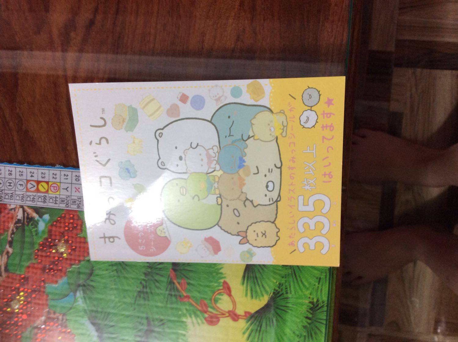 Lúc đặc hàng cứ tưởng cái quyển sổ dáng hình đó to lắm ai ngờ nhỏ bằng lòng bàn tay thôi à 
Và mới mua về thì có hai tớ giấy rớt ra trong quyển hình dáng 
Ở trang số 12 và số 16