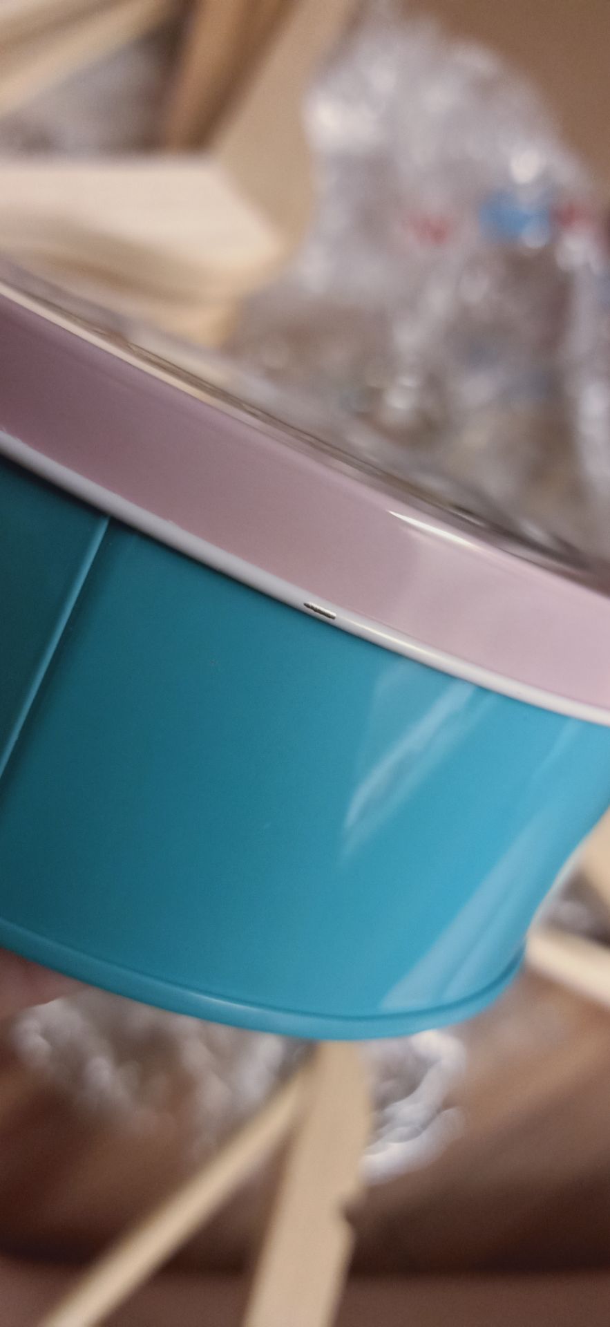 Đúng như hình. Tuy nhiên, có hơi bị móp và trầy sơn 1 chút