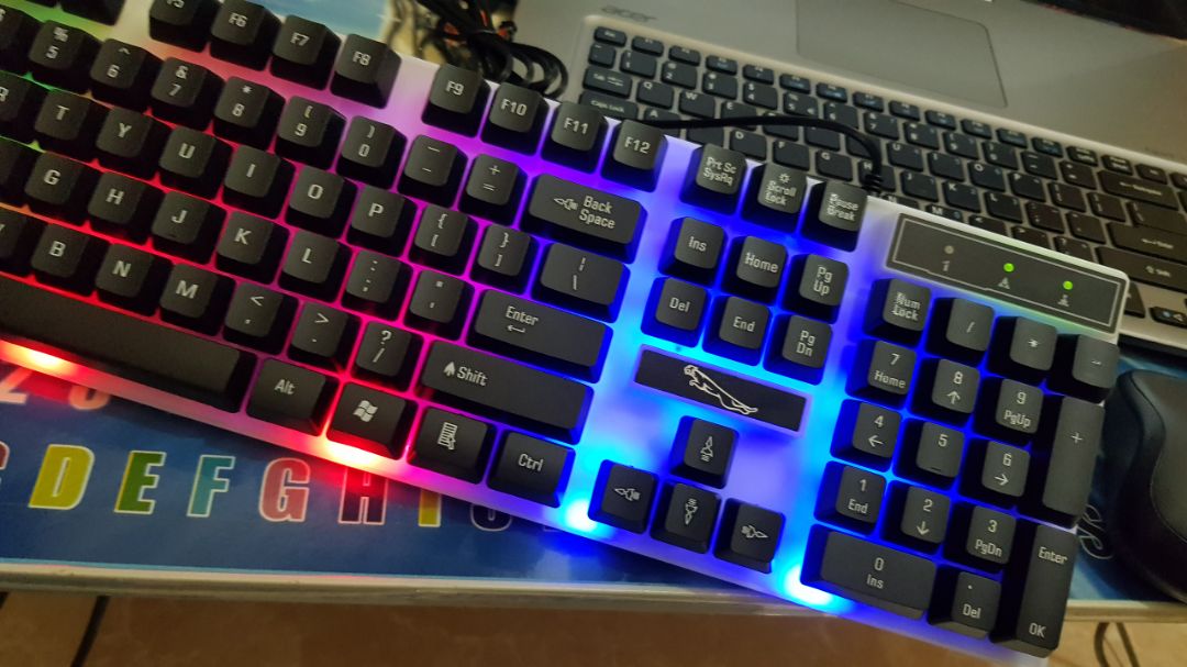 OK happy với giá tiền. Led dưới phím không thay đổi màu được, không xuyên sáng lên chữ trên keycap mà chỉ là led nền thôi. ok OK happy với giá tiền. Led dưới phím không thay đổi màu được, không xuyên sáng lên chữ trên keycap mà chỉ là led nền thôi. ok