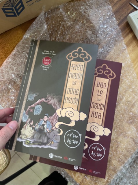 Quyển nâu đỏ với xanh lá chất giấy khá xấu, in cắt chưa chuẩn. 2 quyển còn lại thì chất ok hơn Quyển nâu đỏ với xanh lá chất giấy khá xấu, in cắt chưa chuẩn. 2 quyển còn lại thì chất ok hơn