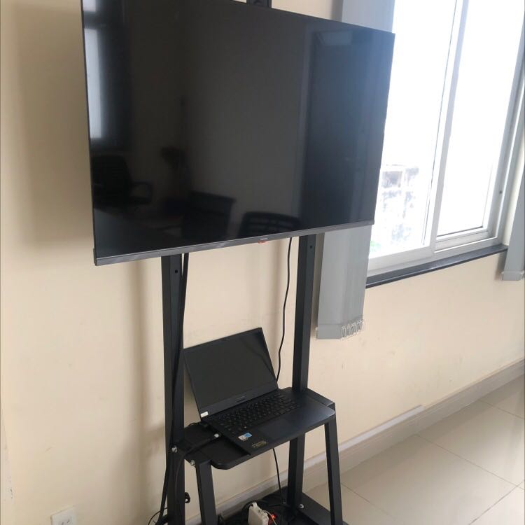 Giá treo ti vi khá chắc chắn. Linh động , phù hợp cho treo tivi ở văn phòng nhỏ hoặc ở nhà có nhu cầu di chuyển tinvi nhiều