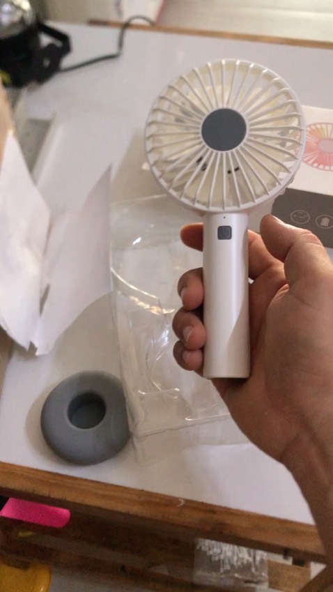 Không tôn trọng khách hàng, giao hàng bao bì củ rách *** bụi bám đầy vậy sao tồn tại được. Quạt mở không lên, không hoạt động.