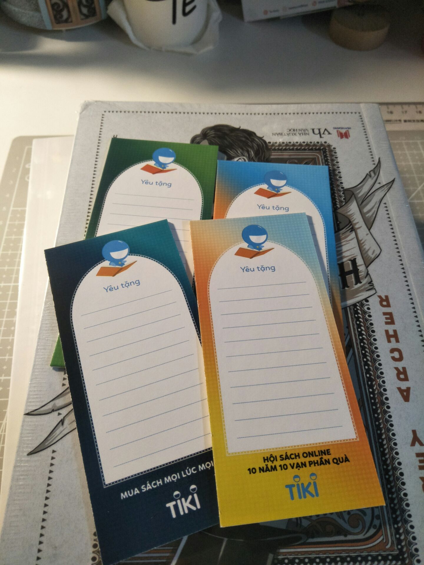 Nội dung sách thì khỏi bàn rồi nhé, lần này tiki gói hàng ưng quá nè, rất cẩn thận,  có cả bọc giảm sóc,  sách đóng gói kỹ,  không có dấu hiệu móp méo. Tuyệt Vời