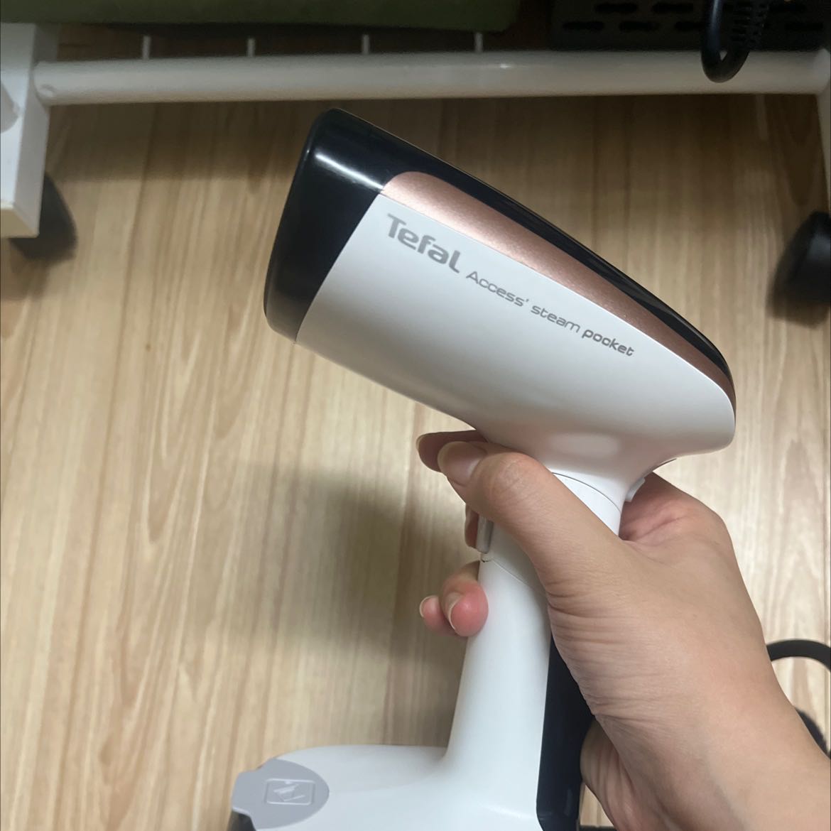 Giao hàng nhanh. Đóng gói cẩn thận. So với bàn là hơi nc cũ của mình thì dùng cái này thích hắn