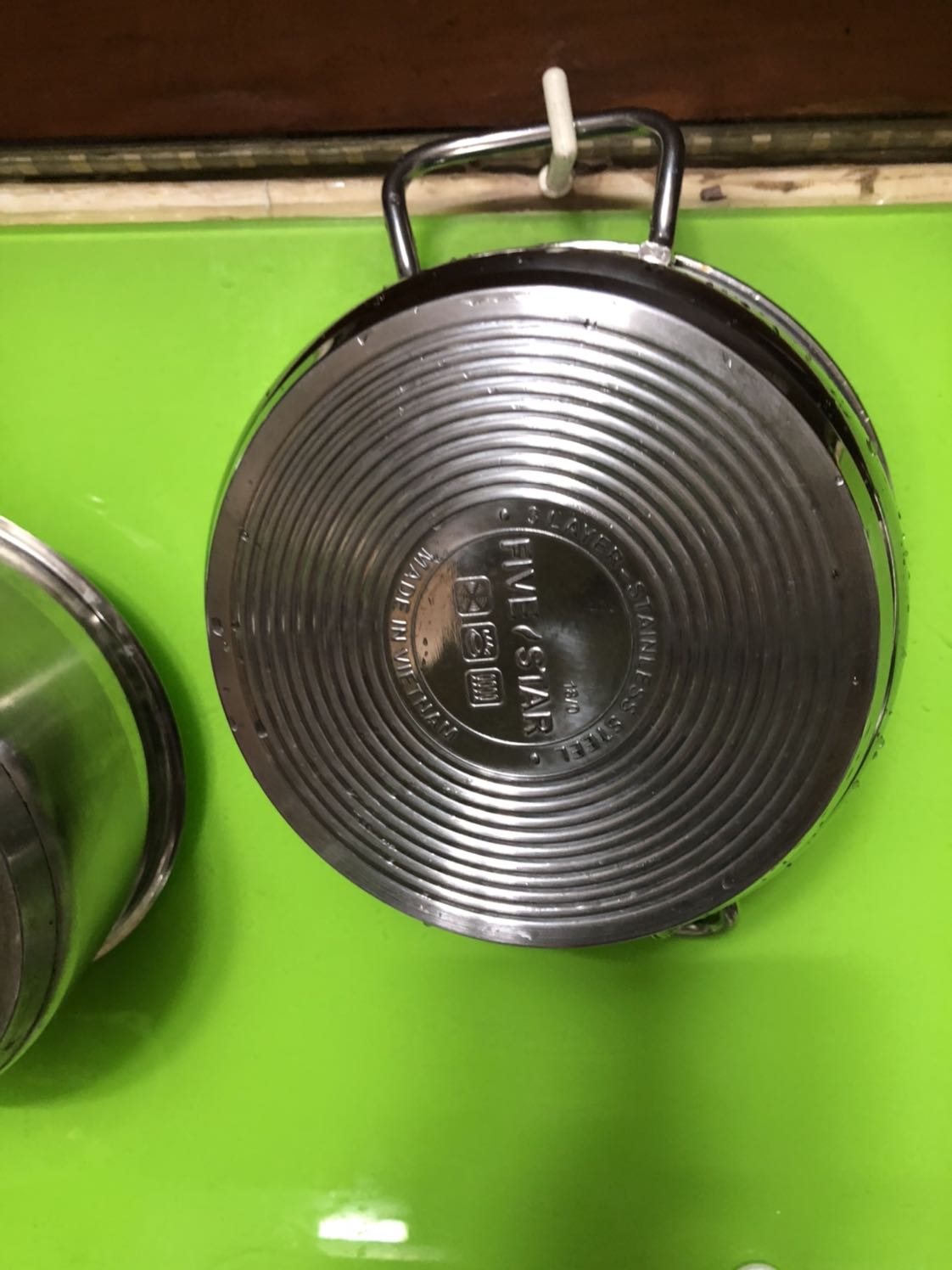 Nồi inox 430 bếp từ 3đáy nắp kính dùng tốt nhé,nổi sáng như hình.