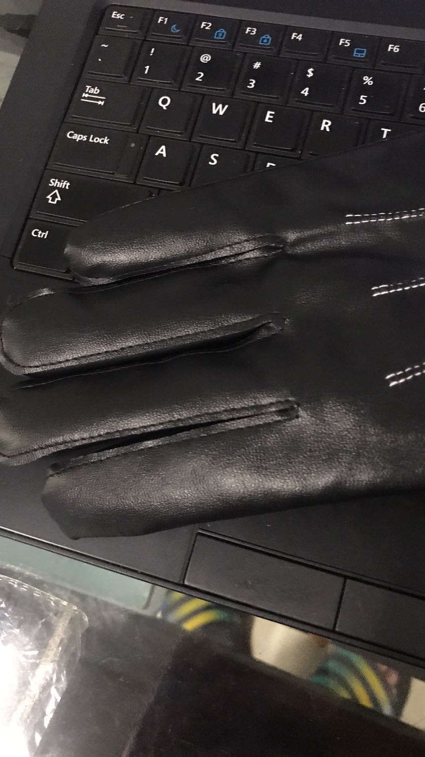 Găng tay da mềm mại. Bên trong có lớp nỉ đeo thích ghê các bạn ạ. Mình đoe cảo giác da có độ co giãn với lại thêm lớp nỉ nữa cảm giác rất vừa tay. Mà đeo vào điện thoại cảm ứng vuốt rần rần luôn. Như không đeo găng tay vậy. Sản phẩm chất lượng. Cảm ơn shop.