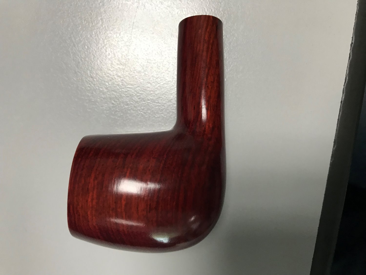 Tẩu thuốc tôi nhận được chỉ có hình dáng như mô tả, còn lại không giống như mô tả của nhà cung cấp:
- Tẩu không làm bằng gỗ Rosewood (vì nó nhẹ bong, nhẹ bang cái cán hút nhựa)
- Kích thước tẩu sai với mô tả. Thành tẩu rất mỏng, chỉ 2mm
- Không hề có logo D-Brand nhãn hiệu bên hông tẩu như mô tả trong hình và tên sản phẩm