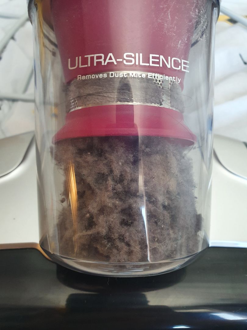 Hút thảm rất tốt, mình phân vân chọn hoover và tiross, cuối cùng chọn tiross vì muốn có dịch vụ sau sale. Trước dùng hons hsbc-2000 nhưng lại thanh lý vì lực không đủ mạnh. Chọn loại có dây và chổi hút thực sự là không hối hận. Hi vọng hàng sử dụng được bền lâu