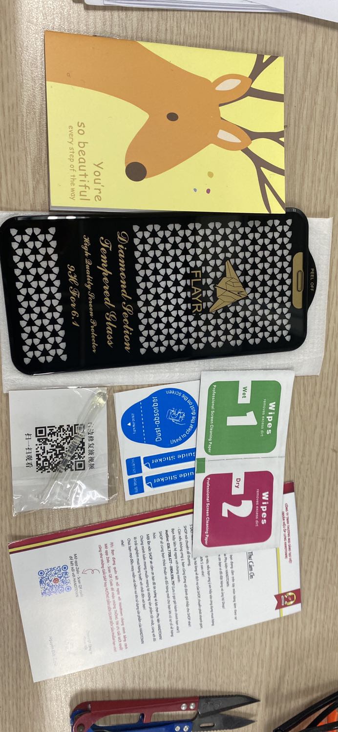 Kính mượt, siêu đẹp, dày dặn chắc chắn. Shop gửi kèm rất nhiều quà, còn tặng cả sổ tay nưax. sẽ còn ủng hộ