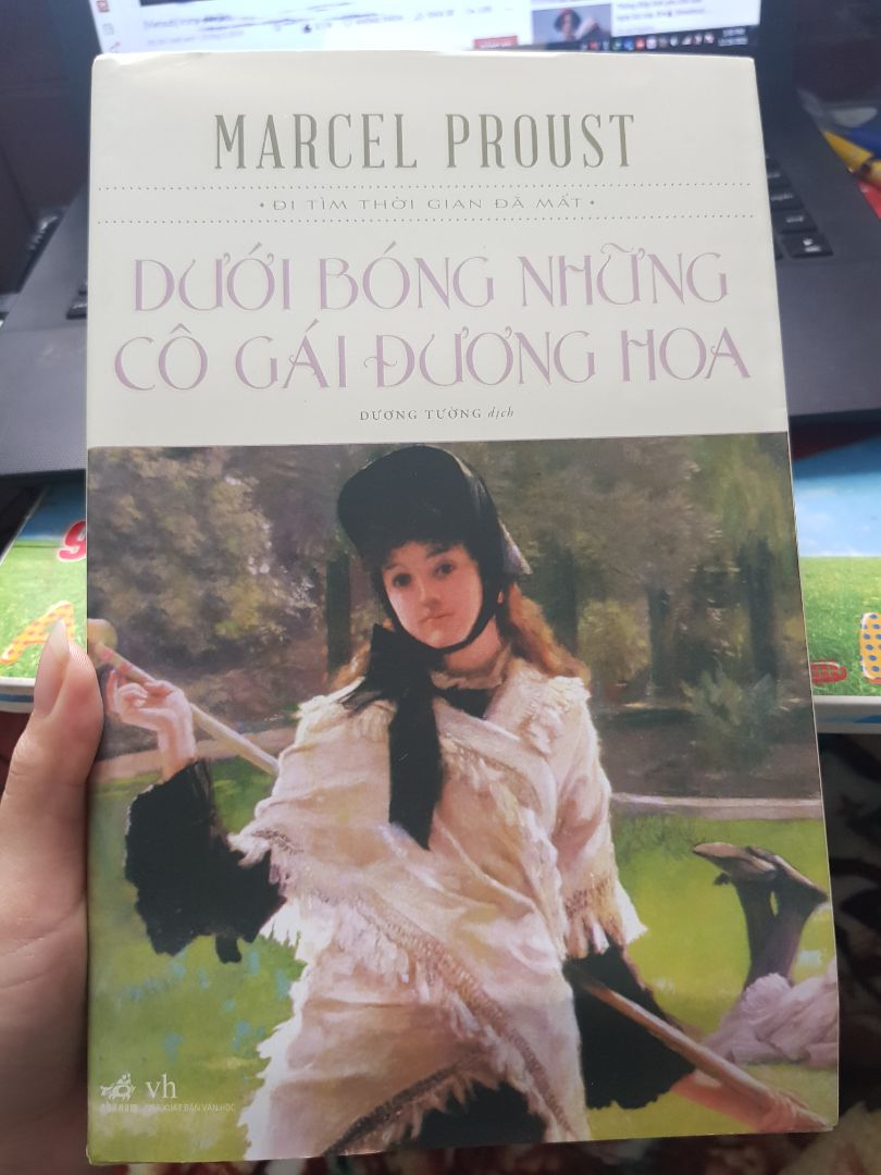 Đã biết tác phẩm này từ lâu, nhưng chỉ thực sự quyết định đặt mua khi xem xong Love Letter. Cái tên "Đi tìm thời gian đã mất" thật sự hợp với bối cảnh phim, làm một người hoài cổ như mình cảm thấy khá day dứt. 
Sách rất dày, bìa ngoài hơi dập một chút.