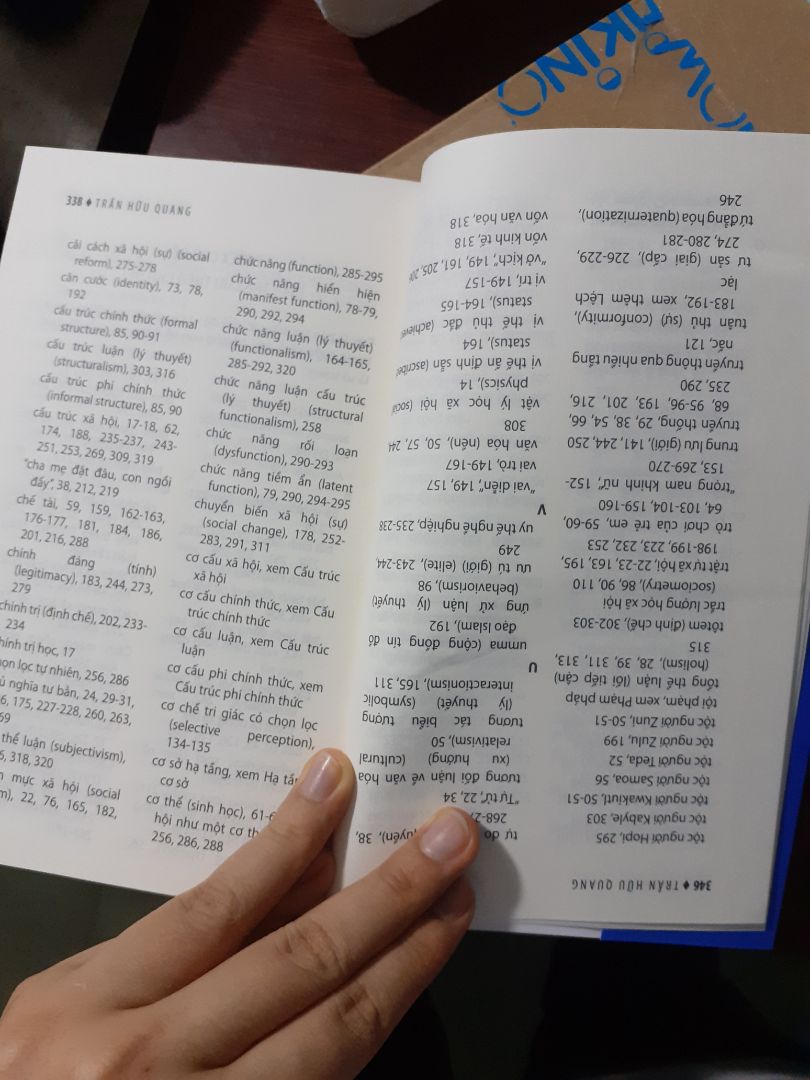 Sách đóng ngược trang, giấy thì nhăn nhúm chả hiểu kiểu gì, không hiểu vì sao có thể giao cho khách một cuốn sách như thế này mà không kiểm tra? Đổi đi đổi lại hai lần rồi mà lỗi vẫn giống y chang nhau. Quá thất vọng.