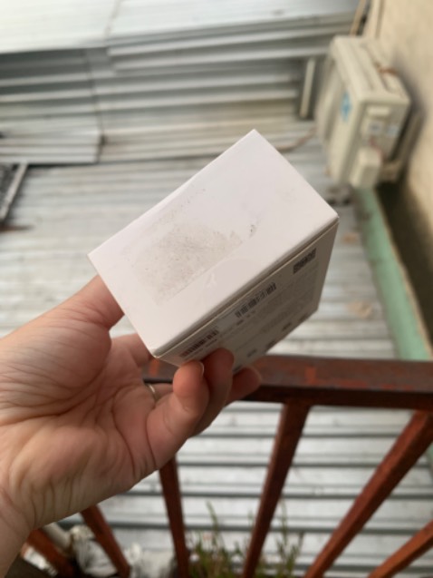 Nhận hàng vô cùng thất vọng vì không phải hàng chính hãng, muốn yêu cầu đổi trả. Chỉ mới khui hộp bao bì bên ngoài ra là đã biết không phải hàng thật nên không khui sản phẩm ra. Mình đặt hàng 2 máy giao cùng ngày của 2 shop khác nhau thì đơn hàng này không đúng hàng chính hãng, rất mong tiki thu hồi lại sản phẩm. Cảm ơn