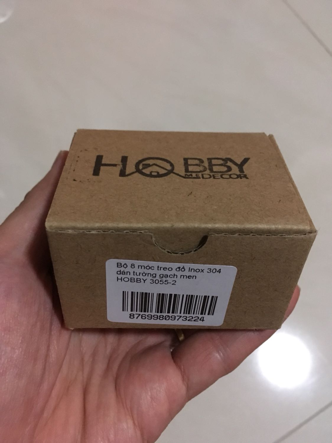 Nhỏ, gọn, đẹp.
Ngoài dán gạch men or kính như khuyến nghị, mình dán tường để treo đồng hồ cũng được nữa.