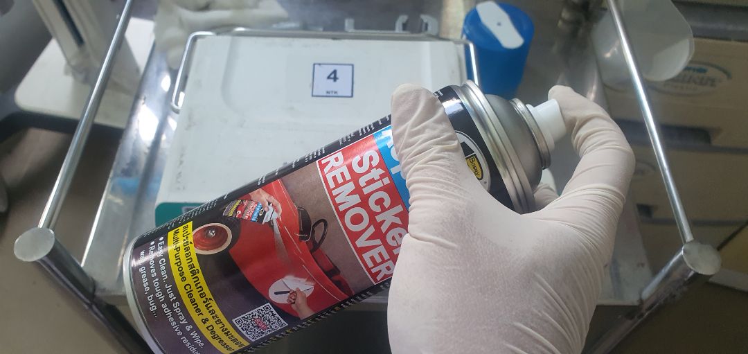 Vệ sinh sạch lớp keo dán. Đúng quảng cáo của sản phẩm