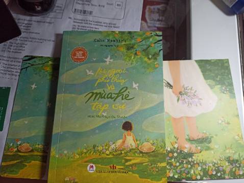 Mình đặt hôm trước là hôm sau tiki đã giao hàng cho mình, dù địa chỉ khá xa. Thích cực
Còn về bìa sách thì siêu dễ thương, có bookmark và postcard như ảnh
Nói chung là hài lòng lắm😍😍