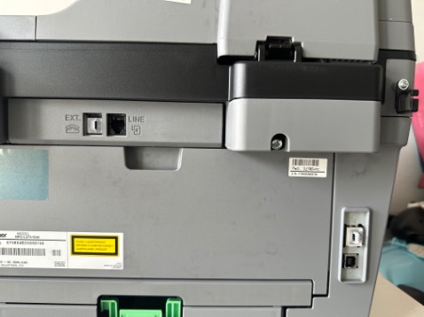 Sản phẩm đã khui ra và trên cỏ máy có rất nhiều vết dơ. Thùng cũng đã dán lại. Ko đồng ý và yêu cầu đổi máy nguyên đai nguyên kiện