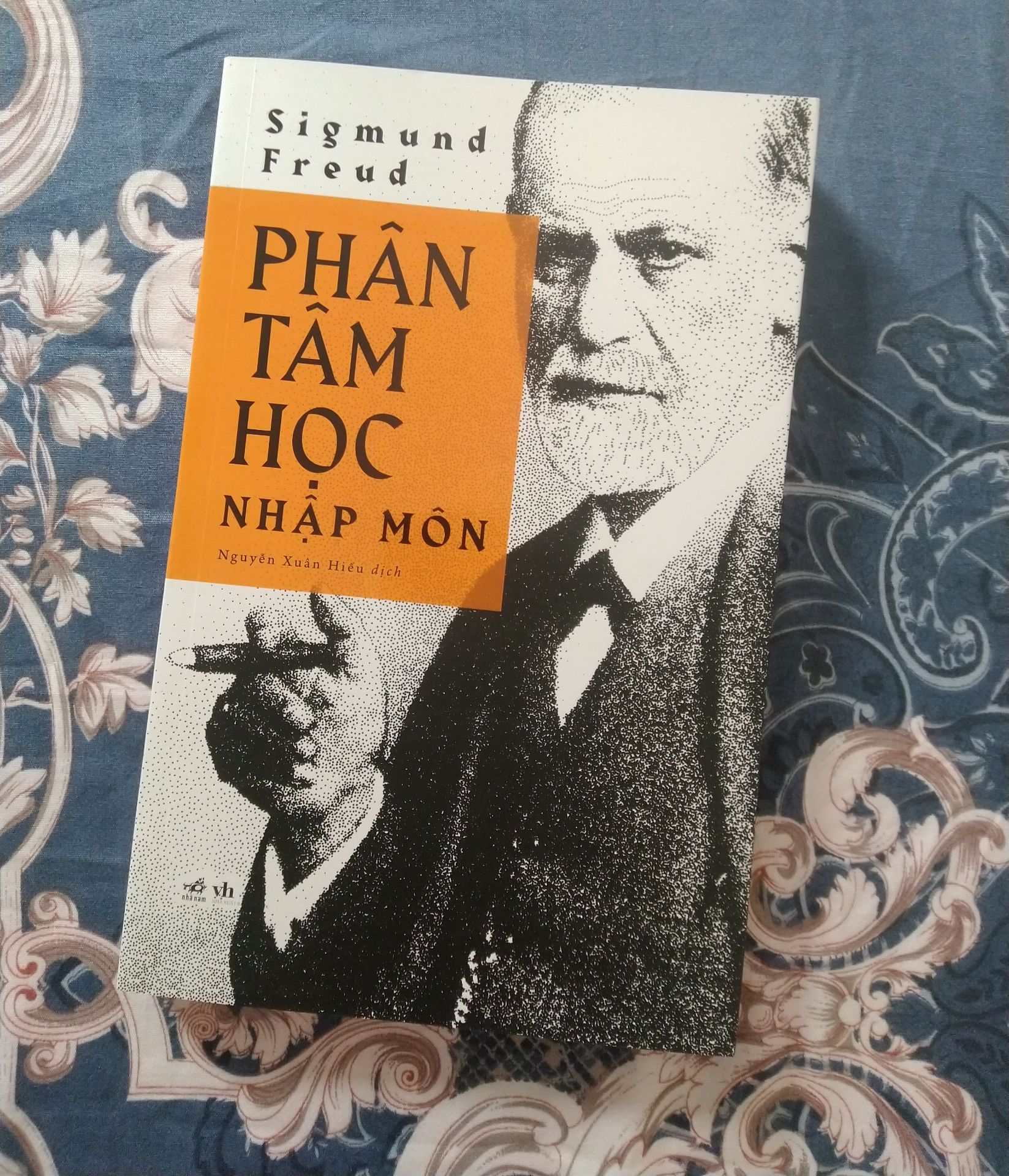 Phương ngữ dùng có hơi kỳ. 1 câu mà tới 3 từ "bịnh", đọc muốn bệnh luôn ấy mn =))) Sẽ có những từ sai sai khi tác giả dịch. Về cơ bản, chị mình học Tâm lý nên đọc có thể hiểu ý dựa trên các từ chuyên ngành đã học. Còn người ngoài ngành thì sẽ khó hiểu hơn 1 chút, hoặc sẽ hơi mông lung. Tiếc Tiki k có bookcare cho sách :(