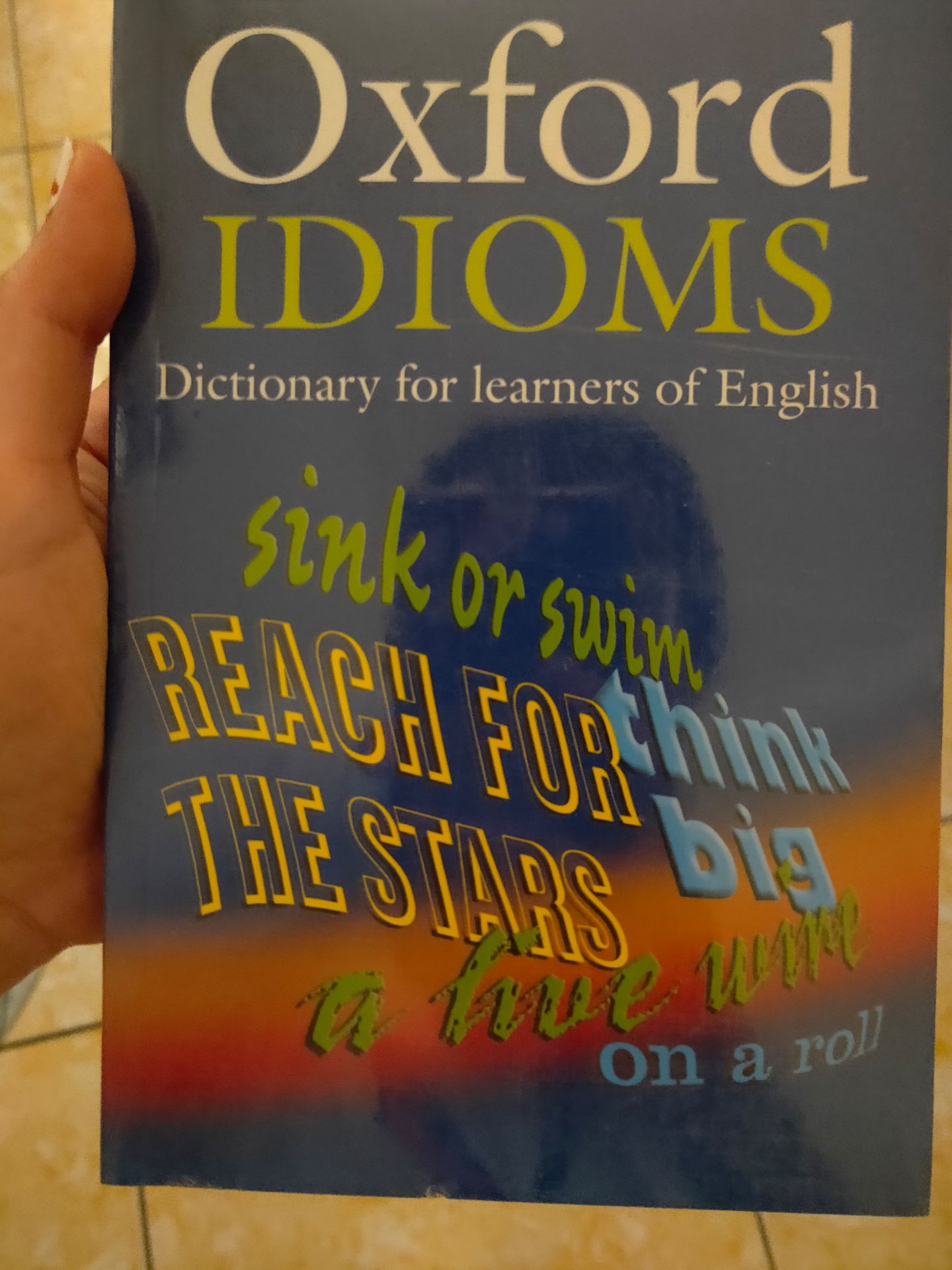 Cuốn sách nhỏ gọn nhưng chữ bên trong vẫn khá to và dễ nhìn. Sách gửi từ HN vào nhưng tiki giao hàng rất nhanh. Đến tay mình sách vẫn còn nguyên bọc kính bên ngoài, tuy vậy vẫn có chỗ bìa bị rách nhẹ nhưng không sao ạ.
Còn về nội dung, cuốn sách này mỗi từ đều có đi kèm phiên âm nhưng không giải thích nghĩa của từ mà chỉ giải thích cho cái idiom nên dùng kèm thêm cuốn Advance. Sách khá hữu ích cho các bạn cần nâng cao khả năng đọc, viết.
