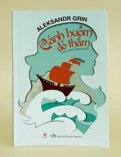 Mẹ mất sớm, cô bé Assol sống với người cha là một thủy thủ đô về hưu. Hai bố con bị người trong làng xem như những kẻ khác thường. Đắm mình trong thù hận và day đứt triển miền, ông Longren sống trầm lặng và dành hết tình yêu thương cho cô con gái của mình. Ông kiếm tiền bằng cách làm và bán những món đồ chơi về nghề thủy thủ. Một lần, trên đường đi giao đồ chơi, qua một canh rừng, cô bé Assol gặp ông lão Aigle. Ông kể cho có be nghe về cuộc sống ngoài biển cả và nói với cô rằng sau này, khi cô lớn lên, sẽ có một chàng hoàng tử trên con tàu mang cánh buồm đỏ thắm đến đón cô. Thời gian trôi đi, Assol vẫn luôn tin tưởng và ngóng đợi hình bóng của cánh buồm đỏ thắm từ ngoài khơi xa... Câu chuyện lãng mạn cho chúng ta cơ hội một lần nữa được trở về thuở mới lớn mộng mơ về tình yêu và hạnh phúc vĩnh cửu.