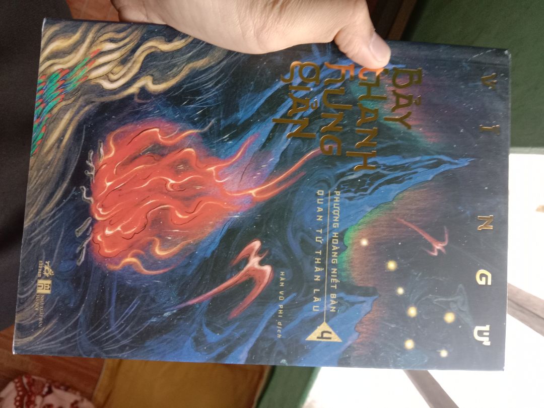 tại sao tiki đóng gói hàng chán thế nhỉ, sách dày như thế mà tận 4 cuốn nhét vào 1 hộp đc chắp vá từ mấy miếng bìa. Sách nào chịu cho nổi, cuốn này mới ra nên chắc chưa bị tồn kho lâu chứ 2 cuốn BTHG tập 2,3 dập sạch, bẩn vc như kiểu Tiki cố tình bán mấy cuốn tồn kho v . Ghét mấy thể loại sách đã bẩn lại còn móp gáy 😖😖😞