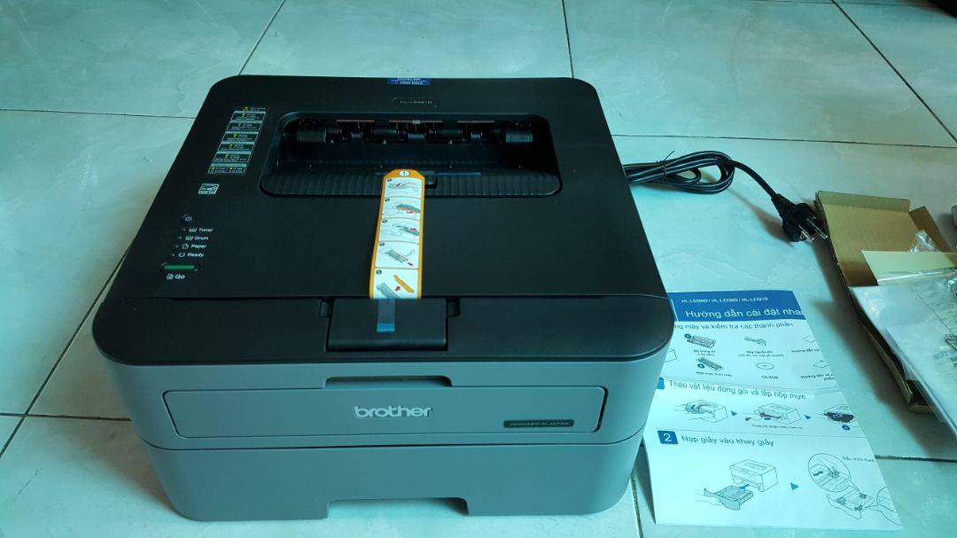 sản phẩm nguyên đai nguyên kiện, hàng chính hãng, bảo hành chính hãng 2 năm, đăng ký bảo hành online tiện lợi. Chất lượng bản in rõ nét, in nhanh, mực đẹp, in 2 mặt tuyệt vời. Có CD driver và hướng dẫn cài đặt dễ dàng. Với giá này rẻ hơn con Canon 2900 huyền thoại, mà còn in được 2 mặt. Nói chung là 99% hài lòng. còn 1 % là máy hơi to xíu. Tuy nhiên màu đen xám thì khá sạch. ok !! triệu like kkk