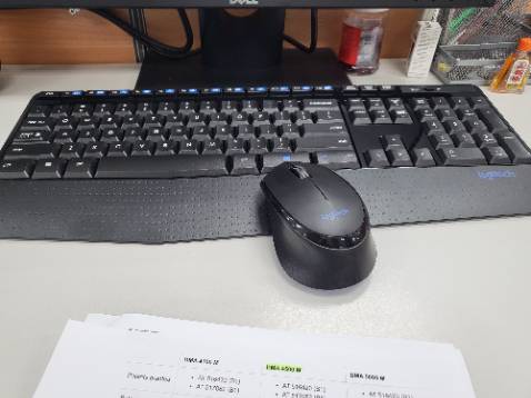 Phím êm nhạy, nhỏ gọn. Bàn phím và chuột đã được trang bị sẵn pin.